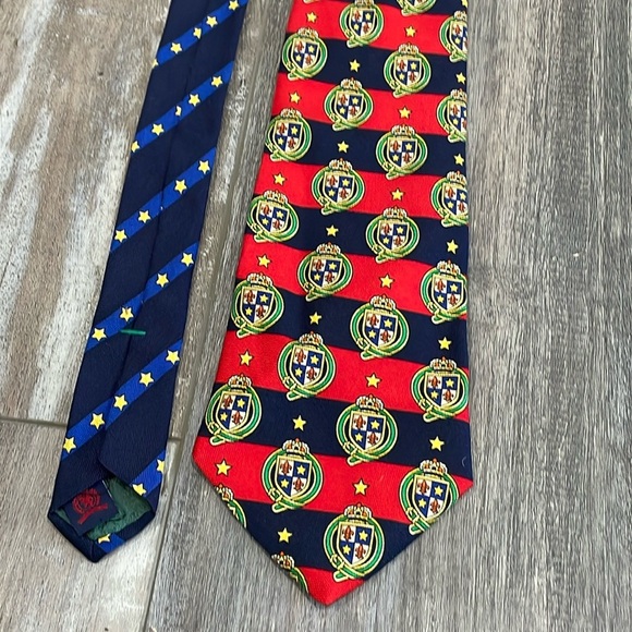 Tommy Hilfiger Silk Necktie Tie Preppy Stripe Stars Crest EUC Work Collegiate - Picture 1 of 6